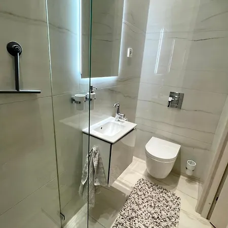 Premium 2 Bedroom With Ground Floor Terrace And A Personal Little Cinema Διαμέρισμα Ταλίν